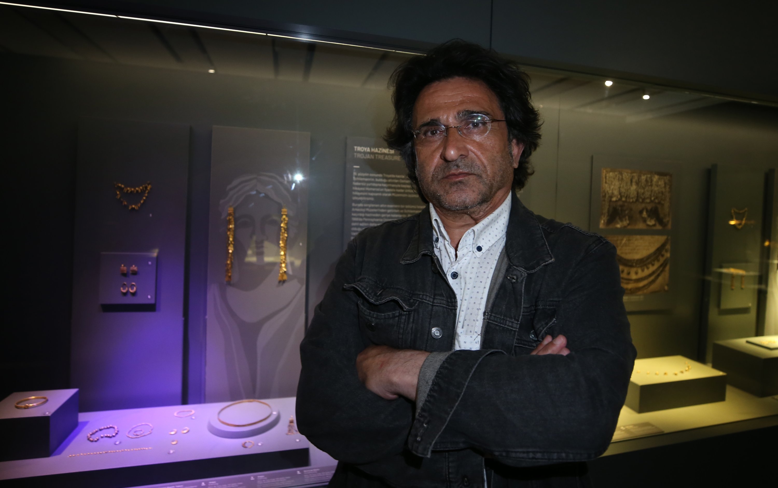 Kepala penggalian kota kuno Troy Rüstem Aslan berbicara kepada Anadolu Agency (AA) tentang sejarah Museum Troy, Çanakkale, Türkiye, 31 Mei 2023. (Foto AA)