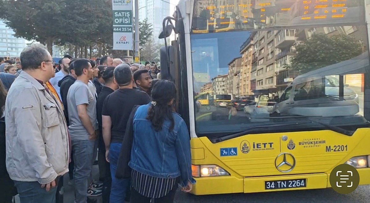 Frustrated passengers express discontent with the Istanbul Municipality at the Üsküdar-Çekmeköy metro route, Istanbul, Türkiye, June 1, 2023. (Photo by Sabah)