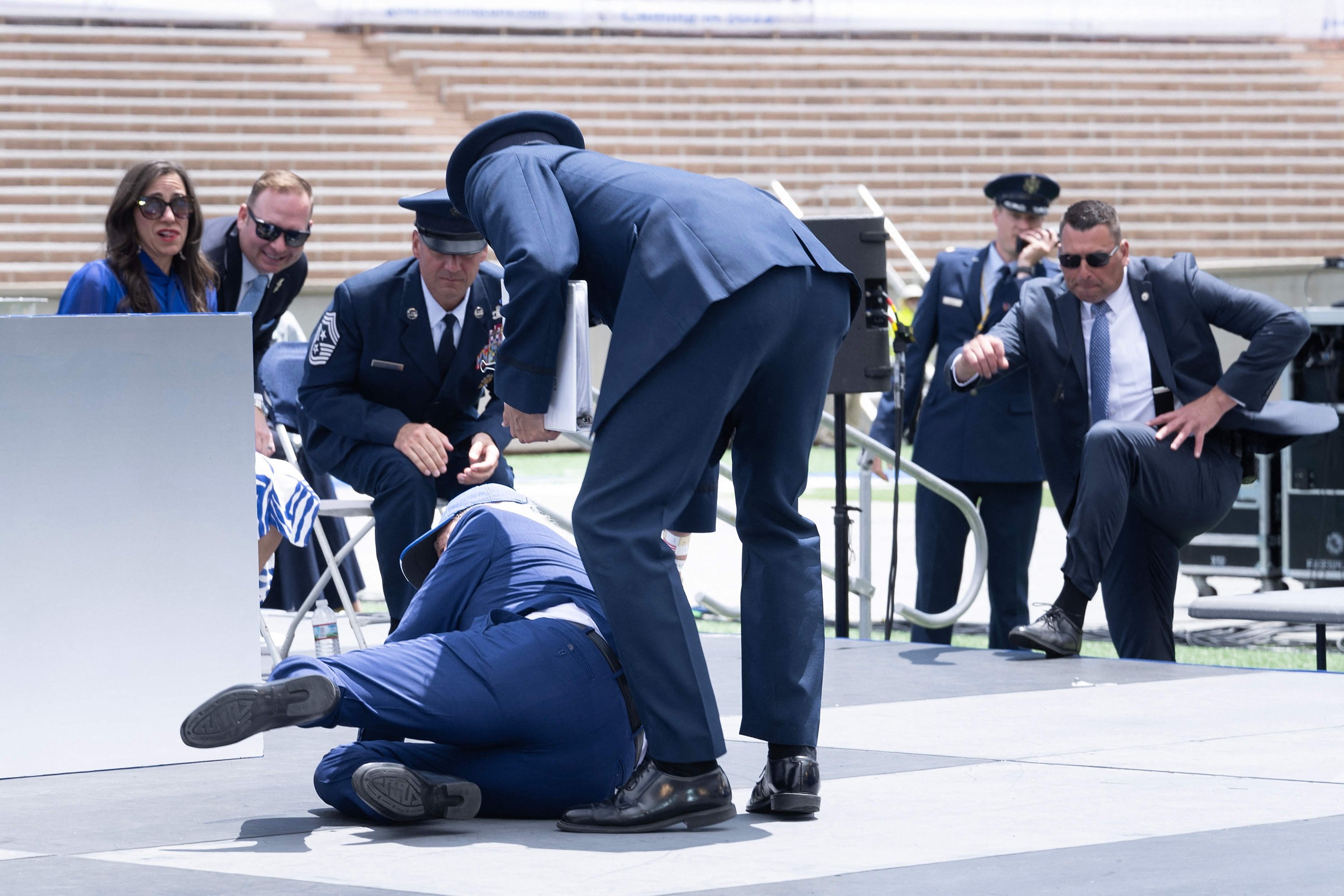 Байден упал на церемонии награждения выпускников  ВВС США