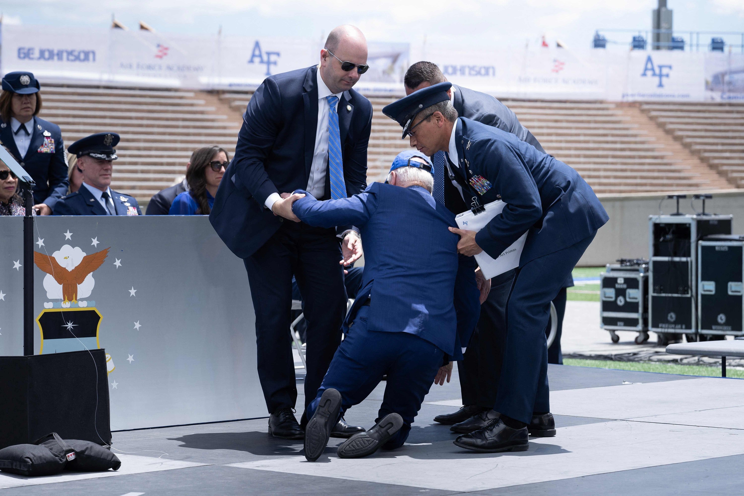 Presiden AS Joe Biden tertolong setelah terjatuh saat upacara kelulusan di Akademi Angkatan Udara, tepat di utara Colorado Springs di El Paso County, Colorado, 1 Juni 2023. (Foto AFP)