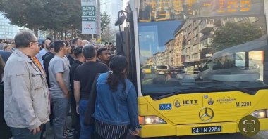 Frustrated passengers express discontent with the Istanbul Municipality at the Üsküdar-Çekmeköy metro route, Istanbul, Türkiye, June 1, 2023. (Photo by Sabah)