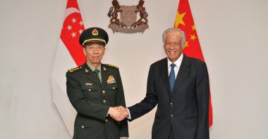 Chinese Defence Minister Li Shangfu (L) meets Singapore's Defence Minister Ng Eng Hen in Singapore, June 1, 2023. (Reuters Photo)