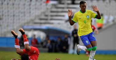 Brazil's defender Robert Renan (R) reacts after a foul to Tunisia's forward Mohamed Dhaoui (L) during the Argentina 2023 U-20 World Cup round of 16 football match between Brazil and Tunisia at the Diego Armando Maradona stadium, La Plata, Argentina, May 31, 2023. (AFP Photo)