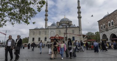 People walk past the &#039;Yeni Cami&#039; (new mosque) in Eminönü the day after the second round of presidential elections, in Istanbul, Türkiye, May 29, 2023. (EPA Photo)