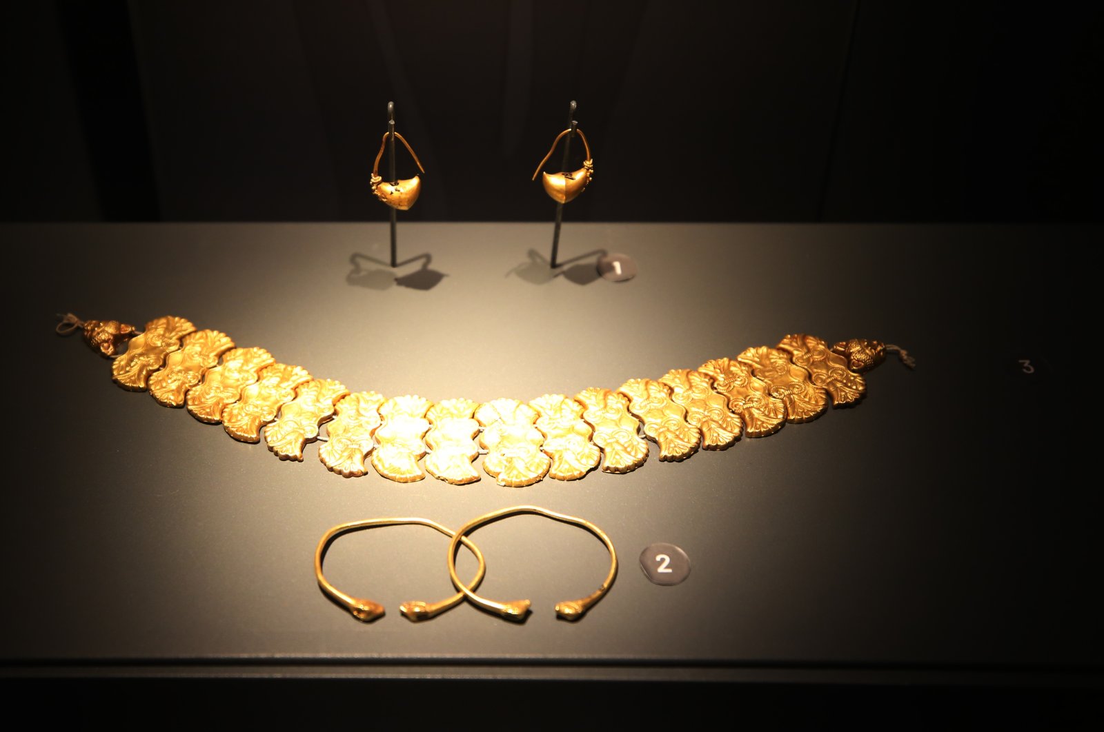 Museum Troy Türkiye memajang perhiasan wanita Troya