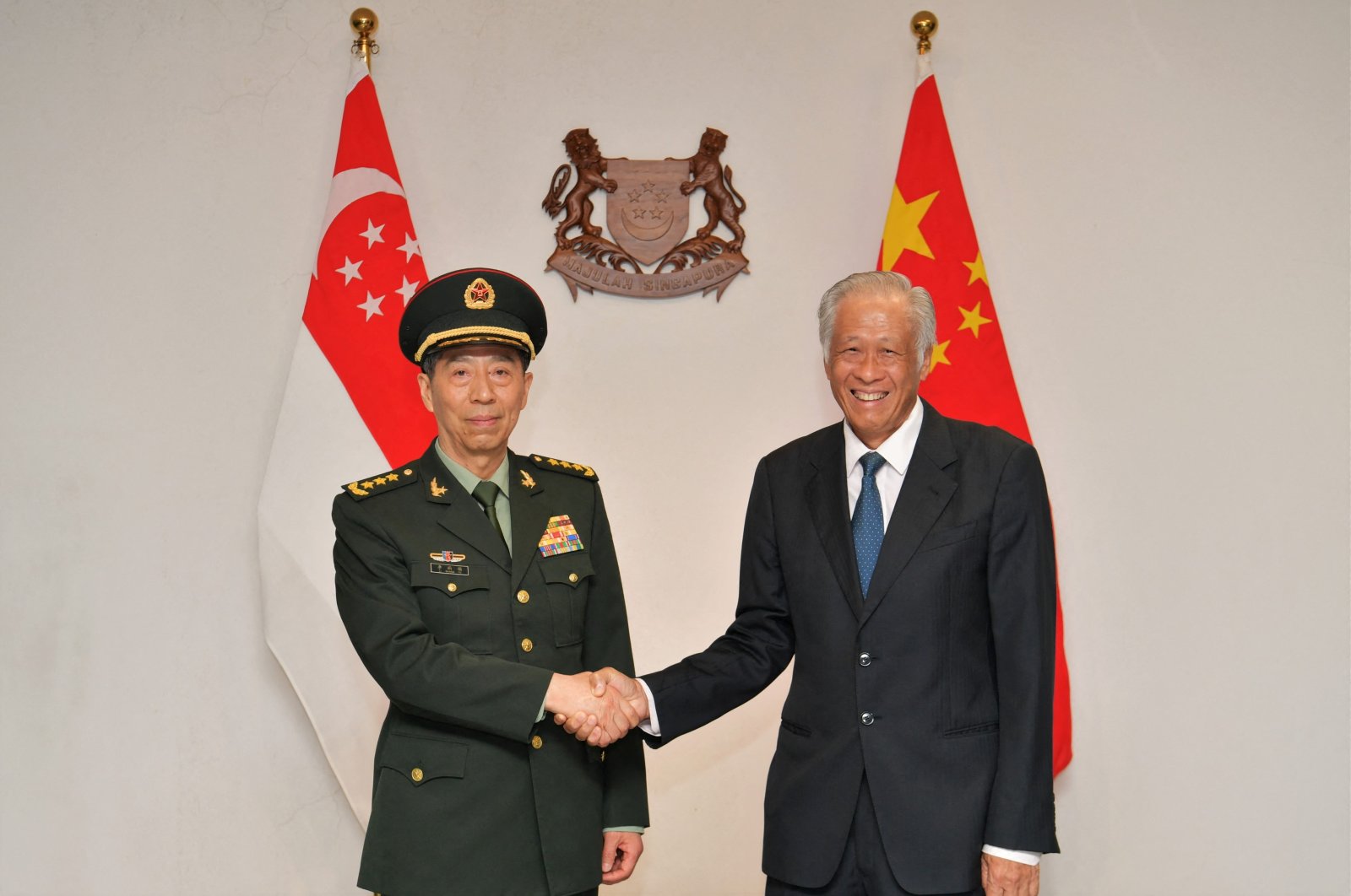 Chinese Defence Minister Li Shangfu (L) meets Singapore&#039;s Defence Minister Ng Eng Hen in Singapore, June 1, 2023. (Reuters Photo)