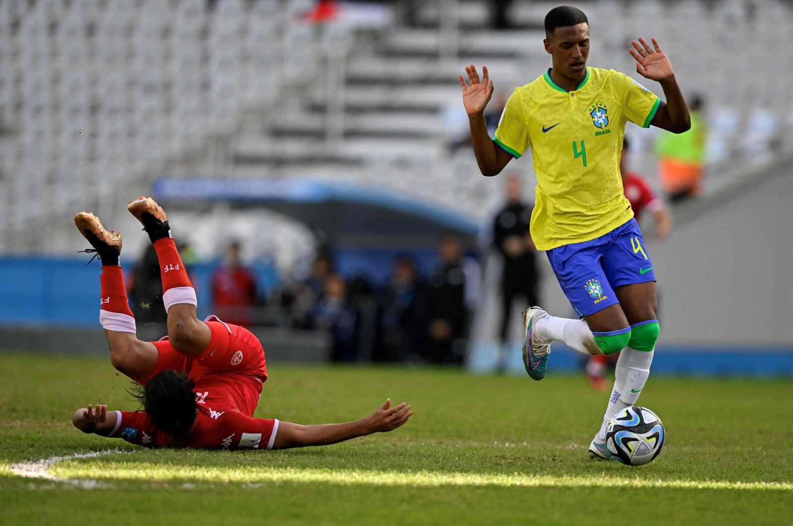 Brazil&#039;s defender Robert Renan (R) reacts after a foul to Tunisia&#039;s forward Mohamed Dhaoui (L) during the Argentina 2023 U-20 World Cup round of 16 football match between Brazil and Tunisia at the Diego Armando Maradona stadium, La Plata, Argentina, May 31, 2023. (AFP Photo)