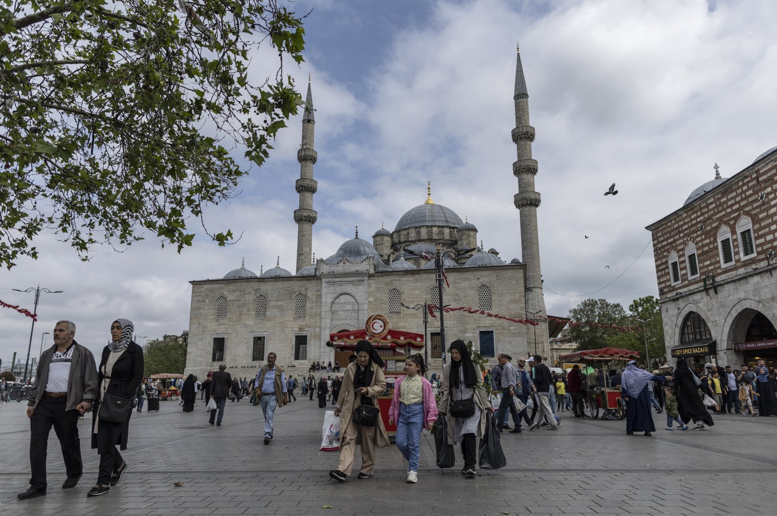 People walk past the &#039;Yeni Cami&#039; (new mosque) in Eminönü the day after the second round of presidential elections, in Istanbul, Türkiye, May 29, 2023. (EPA Photo)