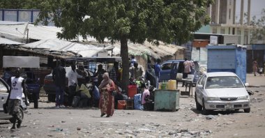 People who fled the conflict in Sudan gather with their belongings under the shade of a tree in the Upper Nile State town of Renk, South Sudan, May 13, 2023. (EPA File Photo)