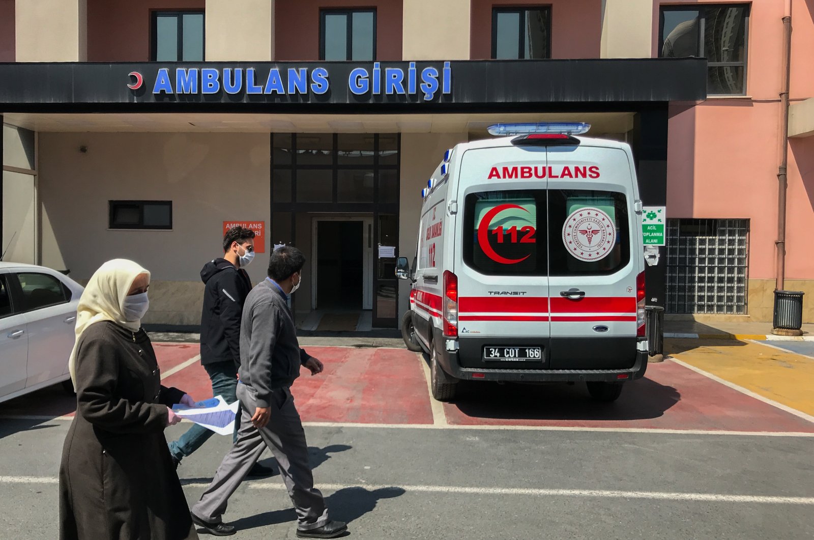 People walk in front of Bağcılar State Hospital during the COVID-19 pandemic, Istanbul, Türkiye, April 27, 2020. (Shutterstock Photo)
