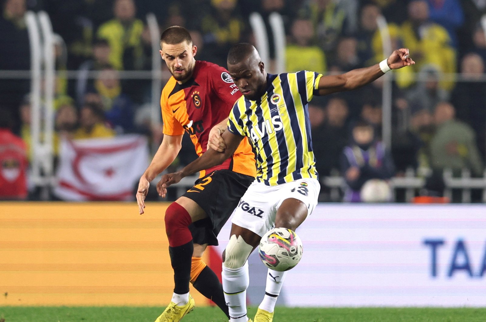 Fenerbahçe&#039;s Enner Valencia (R) in action with Galatasaray&#039;s Berkan Kutlu during a Süper Lig match at Şukru Saraçoğlu Stadium, Istanbul, Türkiye, Jan. 8, 2023. (Reuters Photo)  