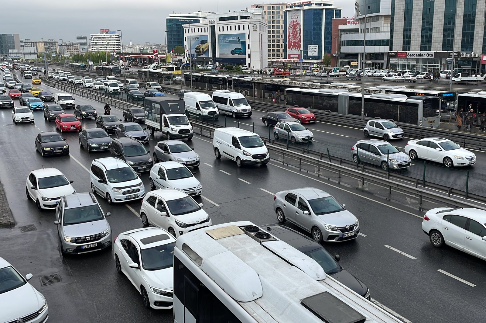 Vehicles are seen amid traffic on the D-100 Highway in Cevizlibağ, Istanbul, Türkiye, April 5, 2023. (AA Photo)