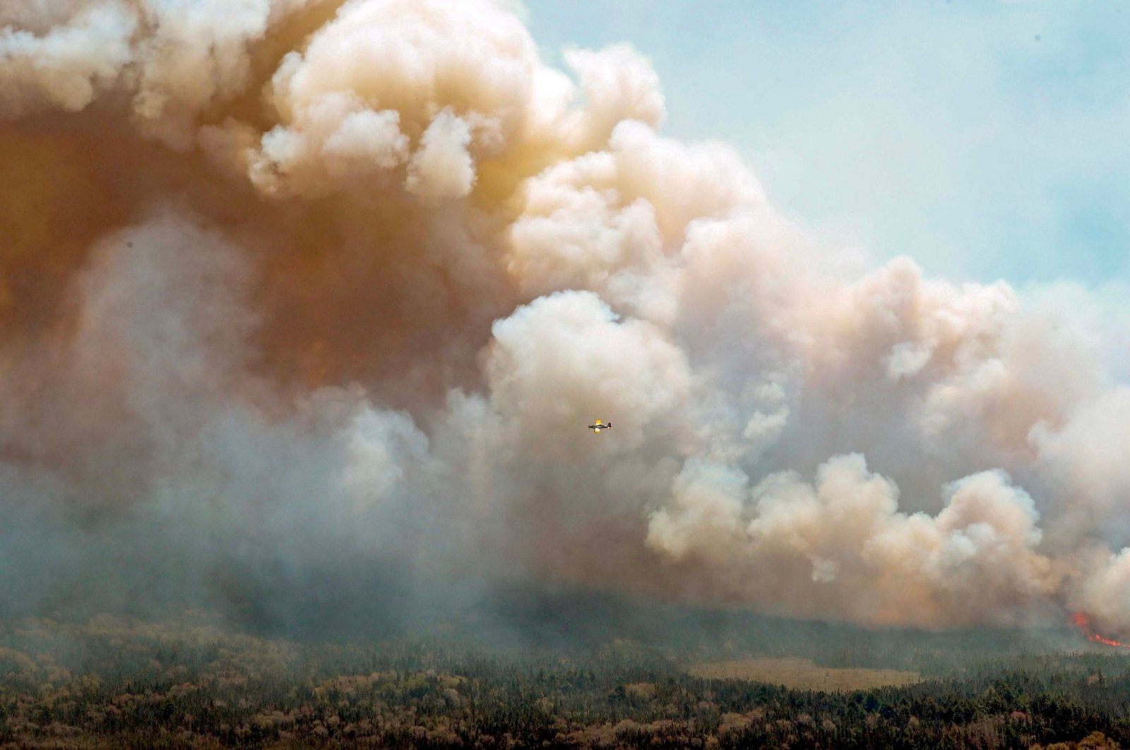Ribuan orang terpaksa mengungsi setelah kebakaran hutan melanda Kanada bagian timur