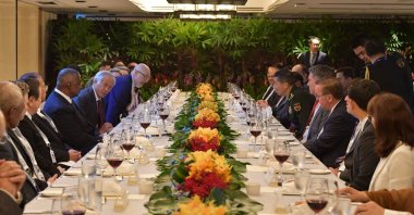 U.S. Secretary of Defense Lloyd Austin (C-L) with China&#039;s Defense Minister Li Shangfu (C-R) attend a ministerial luncheon, at the 20th Shangri-La Dialogue summit, in Singapore, June 3, 2023. (AFP Photo)