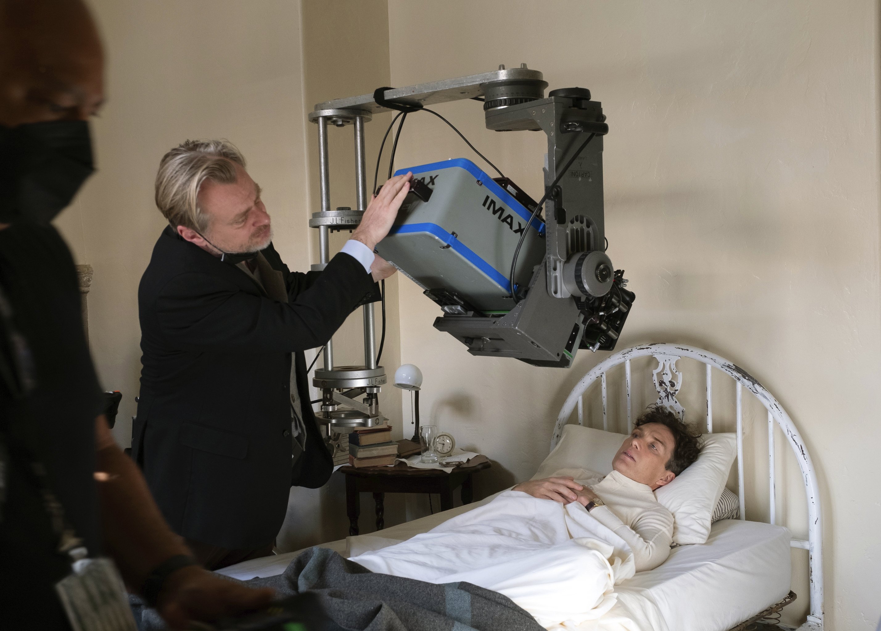 Gambar yang dirilis oleh Universal Picture ini menunjukkan pembuat film Christopher Nolan bekerja dengan kamera IMAX di lokasi syuting dengan aktor Cillian Murphy selama pembuatan film 'Oppenheimer.'  (Foto AP)