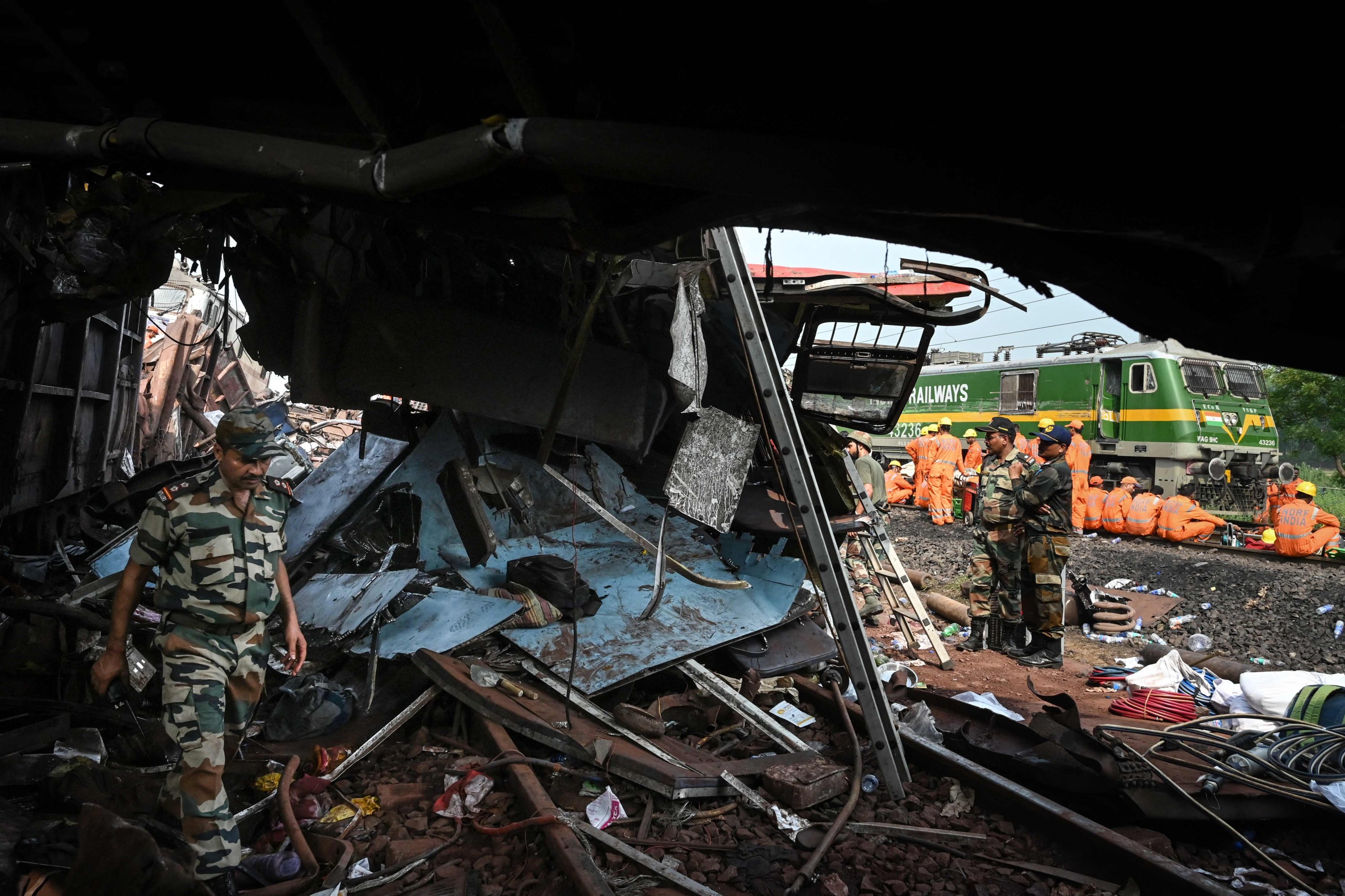 Personel militer memeriksa reruntuhan di lokasi kecelakaan tabrakan tiga kereta api di dekat Balasore, Odisha, India, 3 Juni 2023. (Foto AFP)