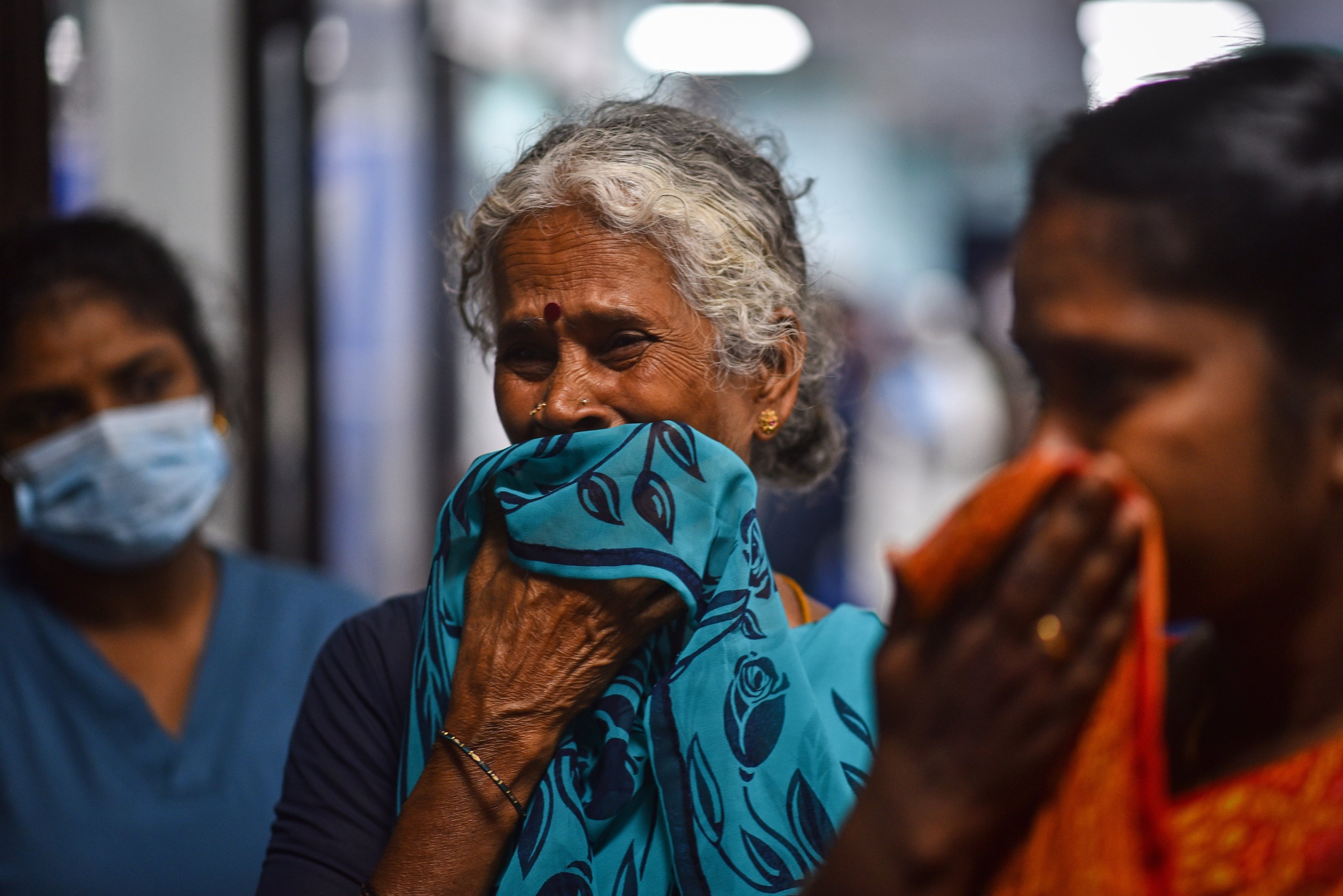 Seorang wanita bereaksi ketika dia mencoba menemukan putranya yang terluka yang dilaporkan tiba dengan kereta khusus setelah kecelakaan tiga kereta, Chennai, India, 4 Juni 2023. (Foto EPA)