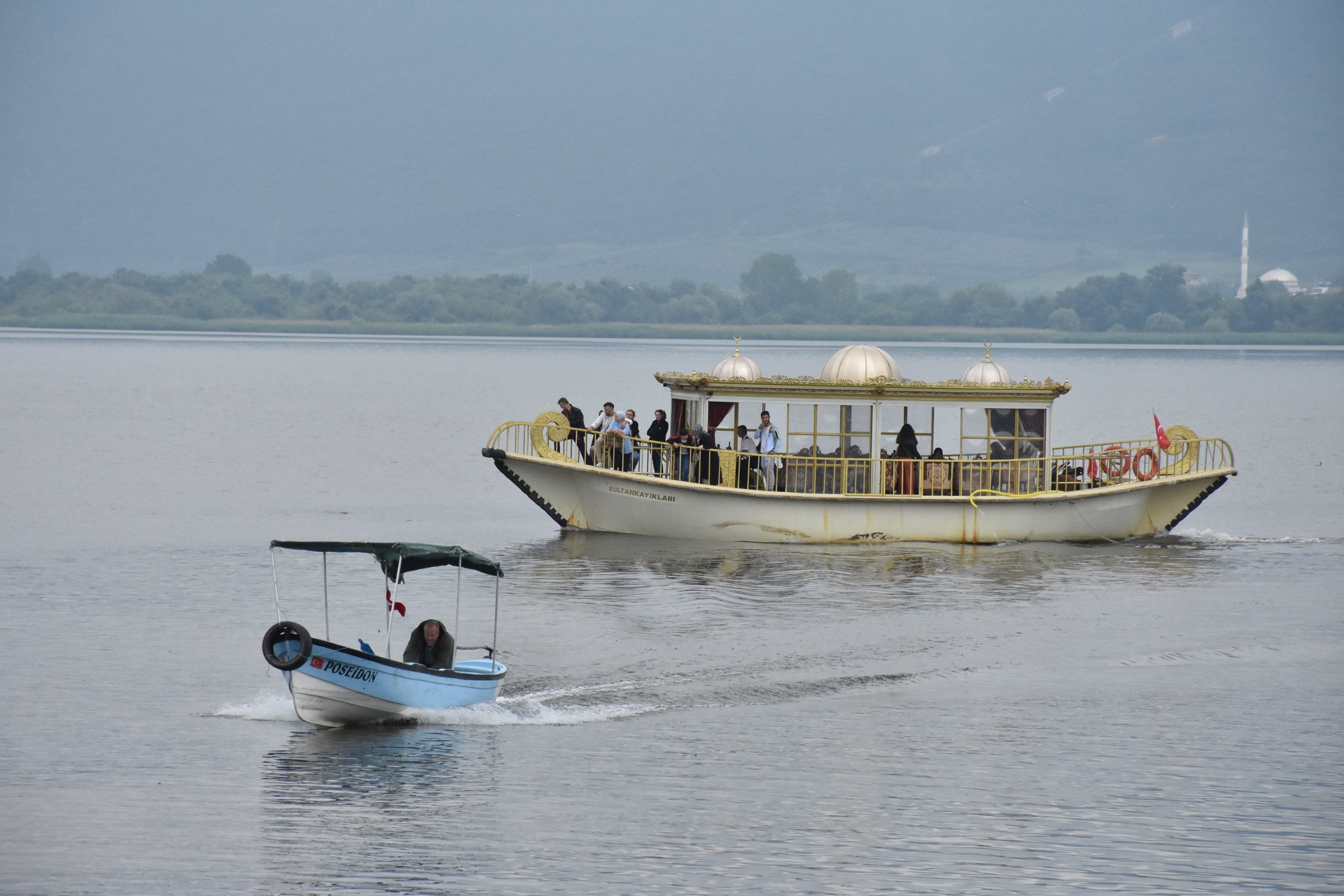 Kapal tiba di Danau Uluabat, Bursa, barat laut Türkiye, 3 Juni 2023. (Foto AA)