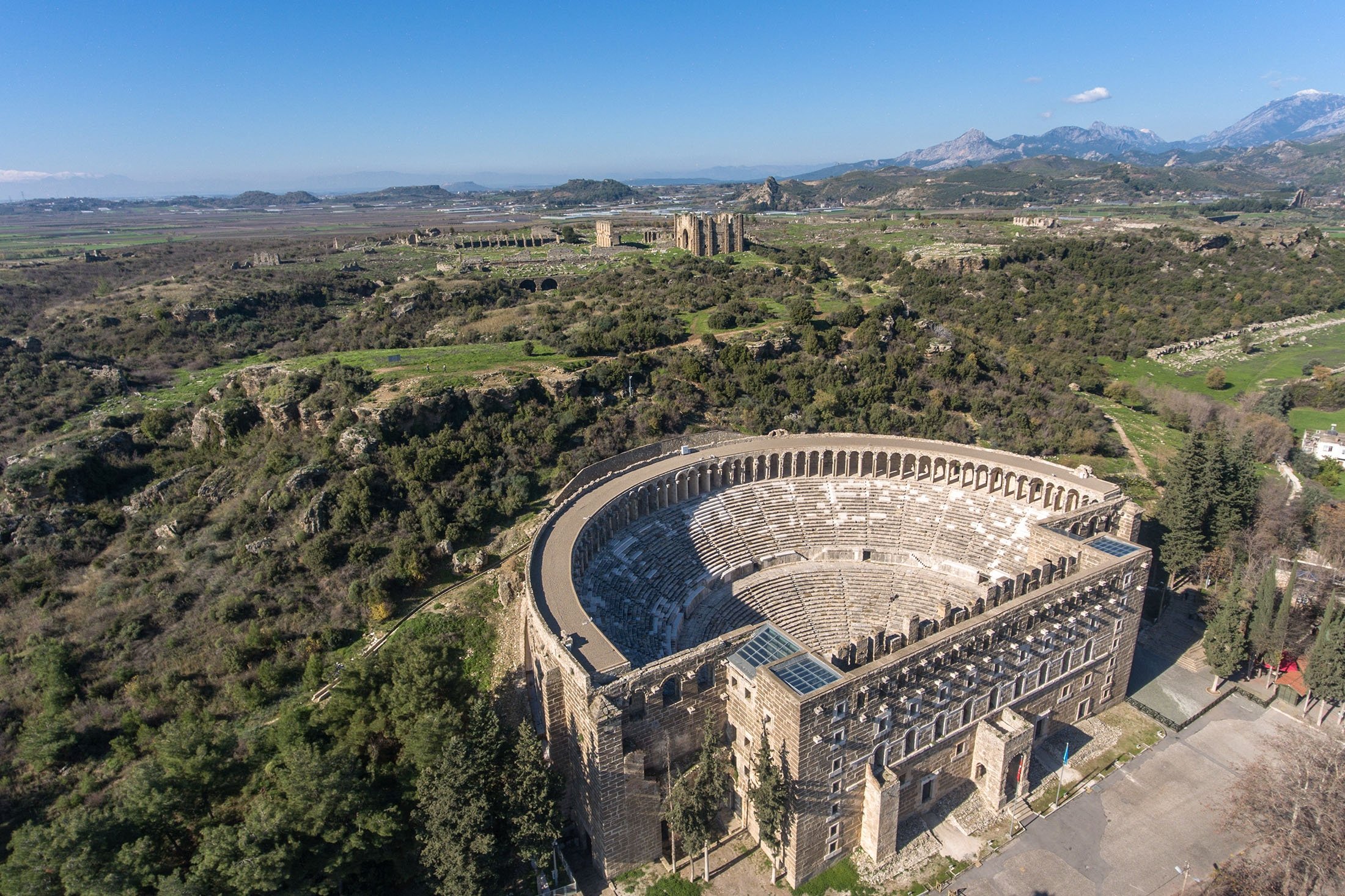 Teater Aspendos berdiri sebagai salah satu teater antik yang paling terpelihara di dunia, di Antalya, Türkiye.  (Foto Shutterstock)