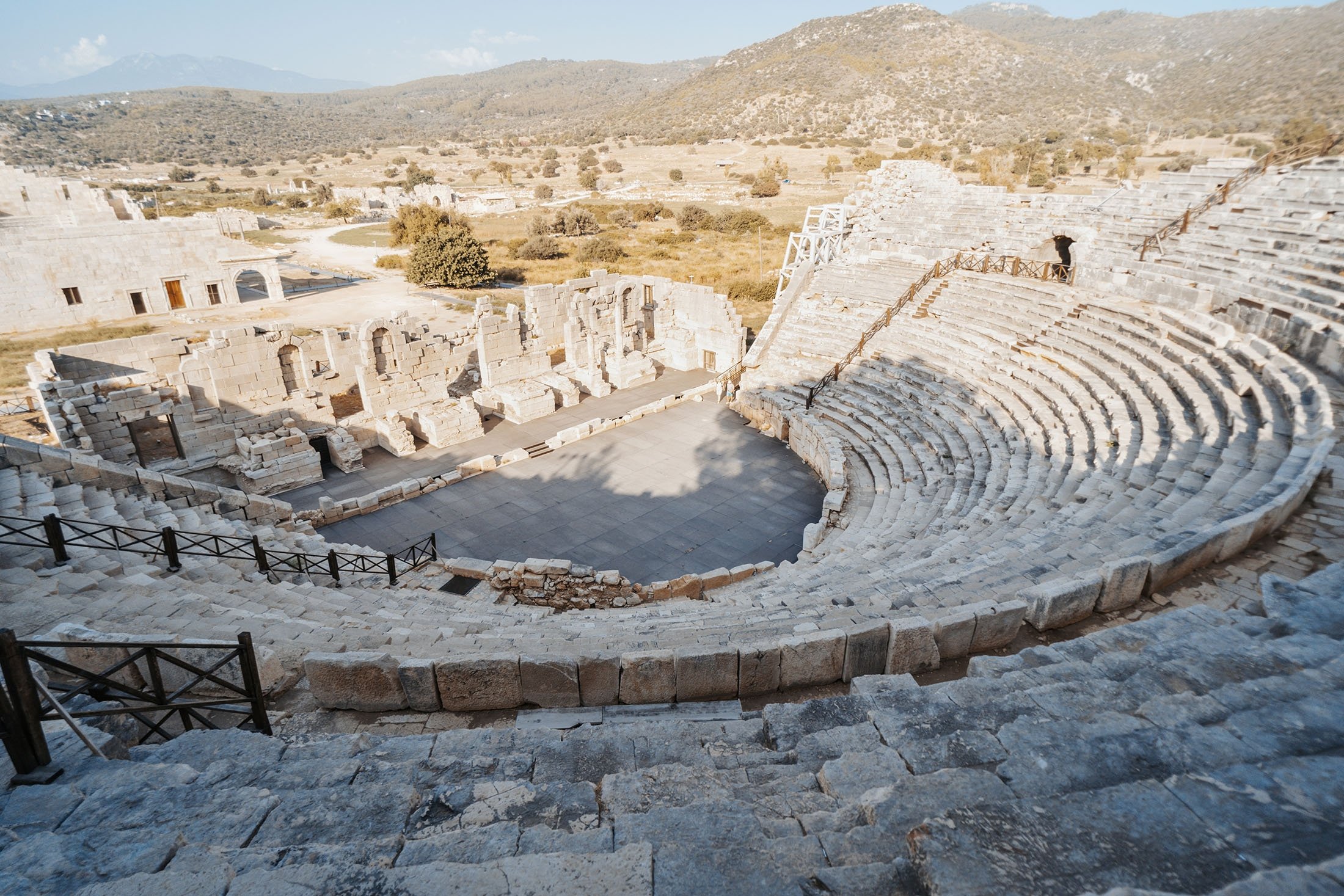 Teater dan reruntuhan kota kuno Patara, di Antalya, Türkiye.  (Foto Shutterstock)