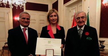 From left to right, Italian Ambassador to Türkiye Giorgio Marrapodi, museum director Mine Sofuoğlu and founder of the museum Rahmi M. Koç pose with the "Order of the Star of Italy," Istanbul, Türkiye, May 9, 2023. (Photo courtesy of Rahmi M. Koç Museum)