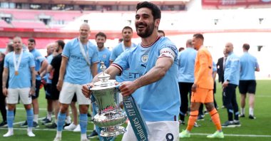 Manchester City's İlkay Gündoğan celebrates with the trophy after winning the FA Cup,  London, England, June 3, 2023. (Reuters Photo)