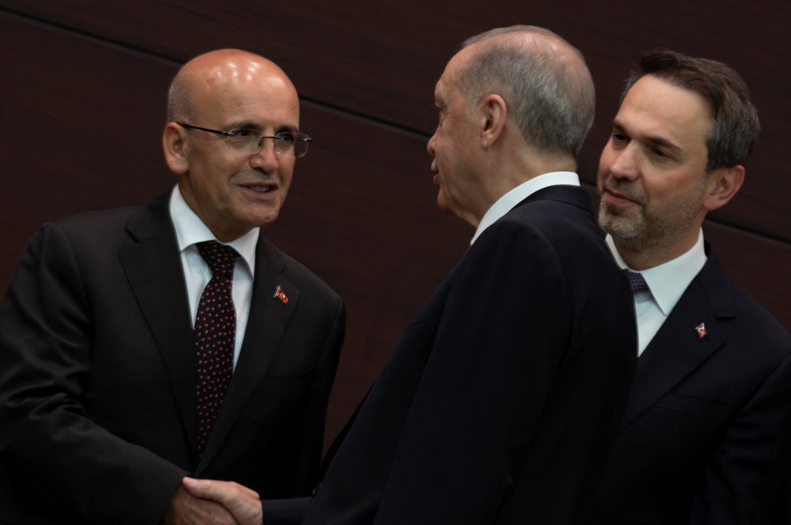 President Recep Tayyip Erdoğan shakes hands with the new treasury and finance minister, Mehmet Şimşek, during a news conference where the new Cabinet was announced, in Ankara, Türkiye, June 3, 2023. (Reuters Photo)