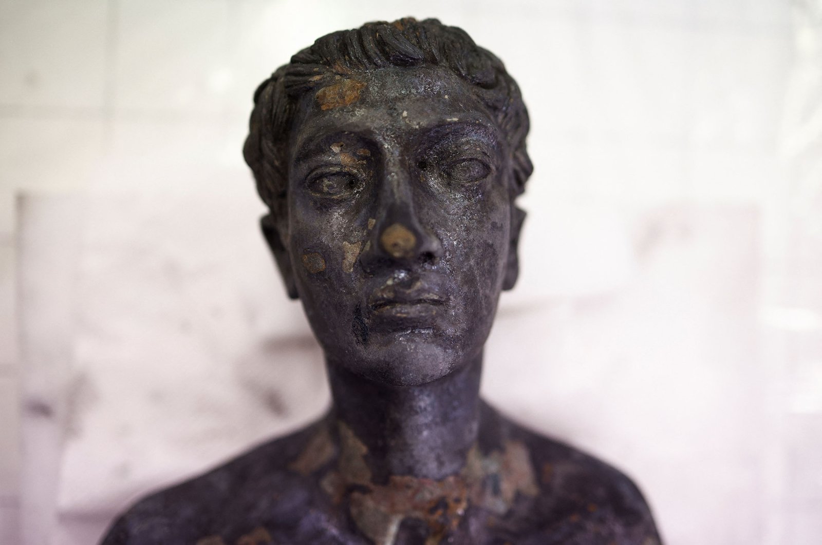 Patung perunggu kuno Italia yang diselamatkan oleh tukang sampah, dipajang