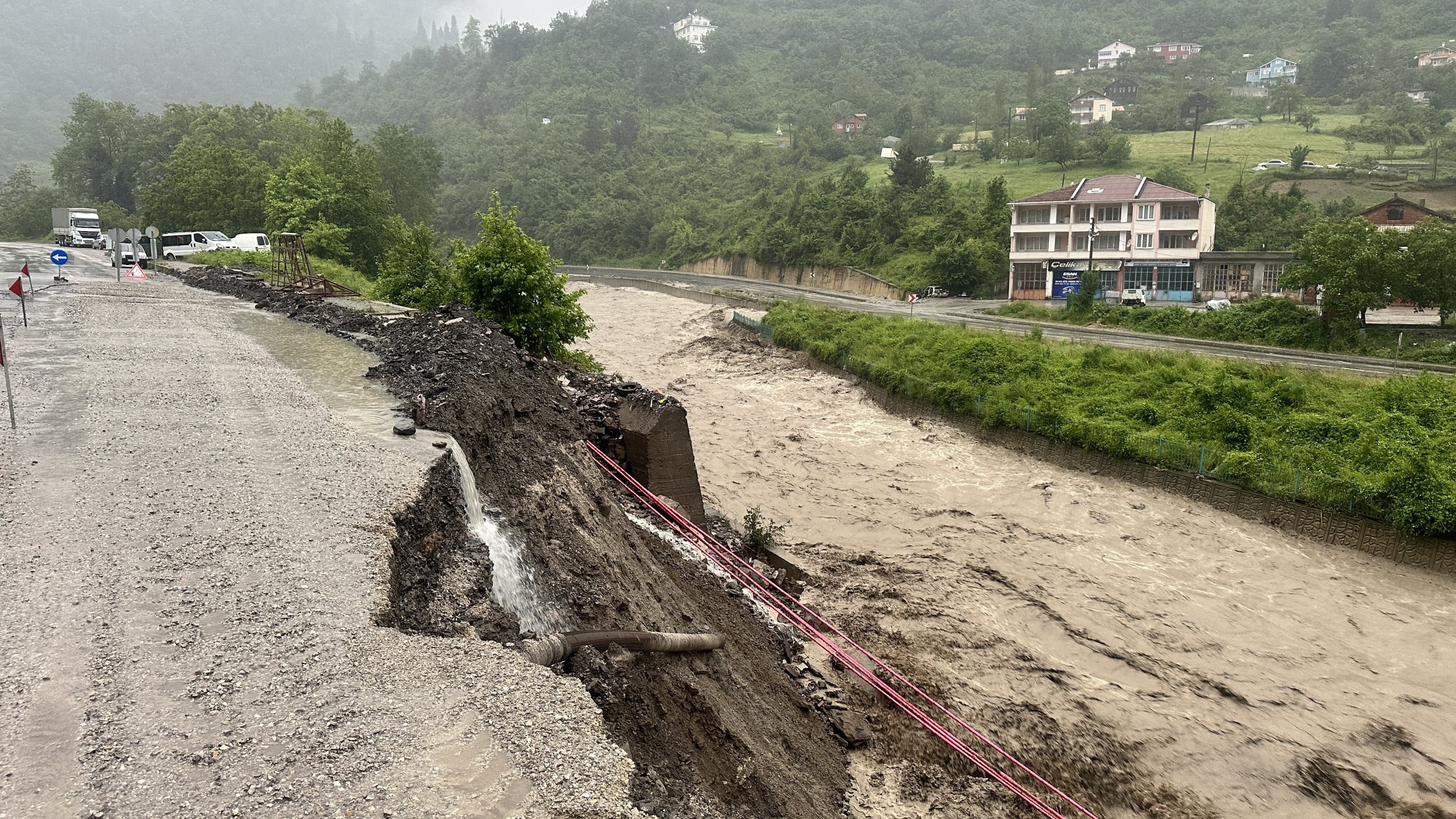 Air banjir mengancam meluap tepian Inebolu Stream, Kastamonu, Türkiye utara, 5 Juni 2023. (Foto IHA).