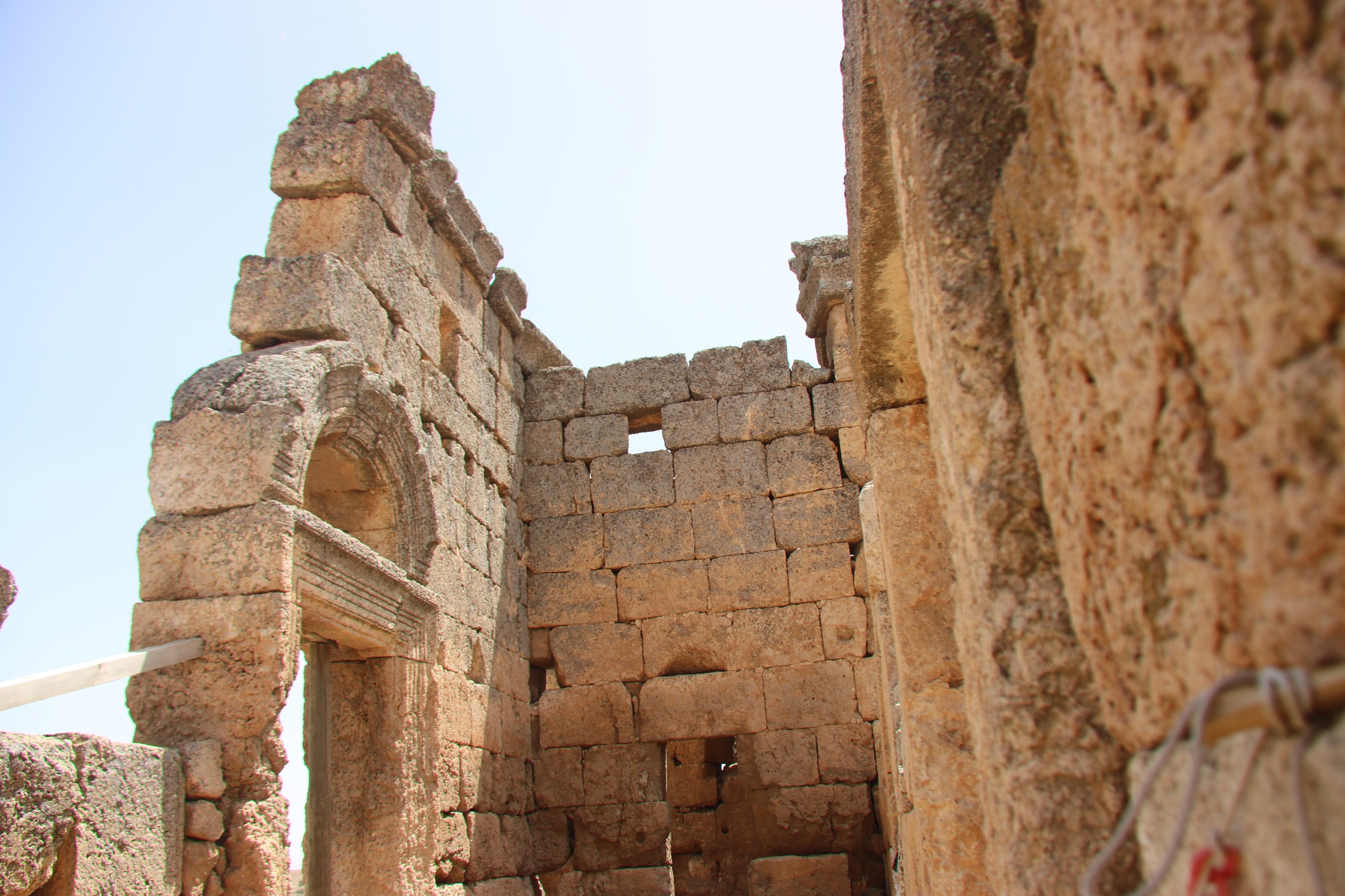 Melalui pemindaian radar penembus tanah yang dilakukan di bawah Kastil Zerzevan di Diyarbakır, struktur besar milik garnisun Roma berusia 3.000 tahun terdeteksi, Diyarbakır, Türkiye, 5 Juni 2023. (Foto IHA)