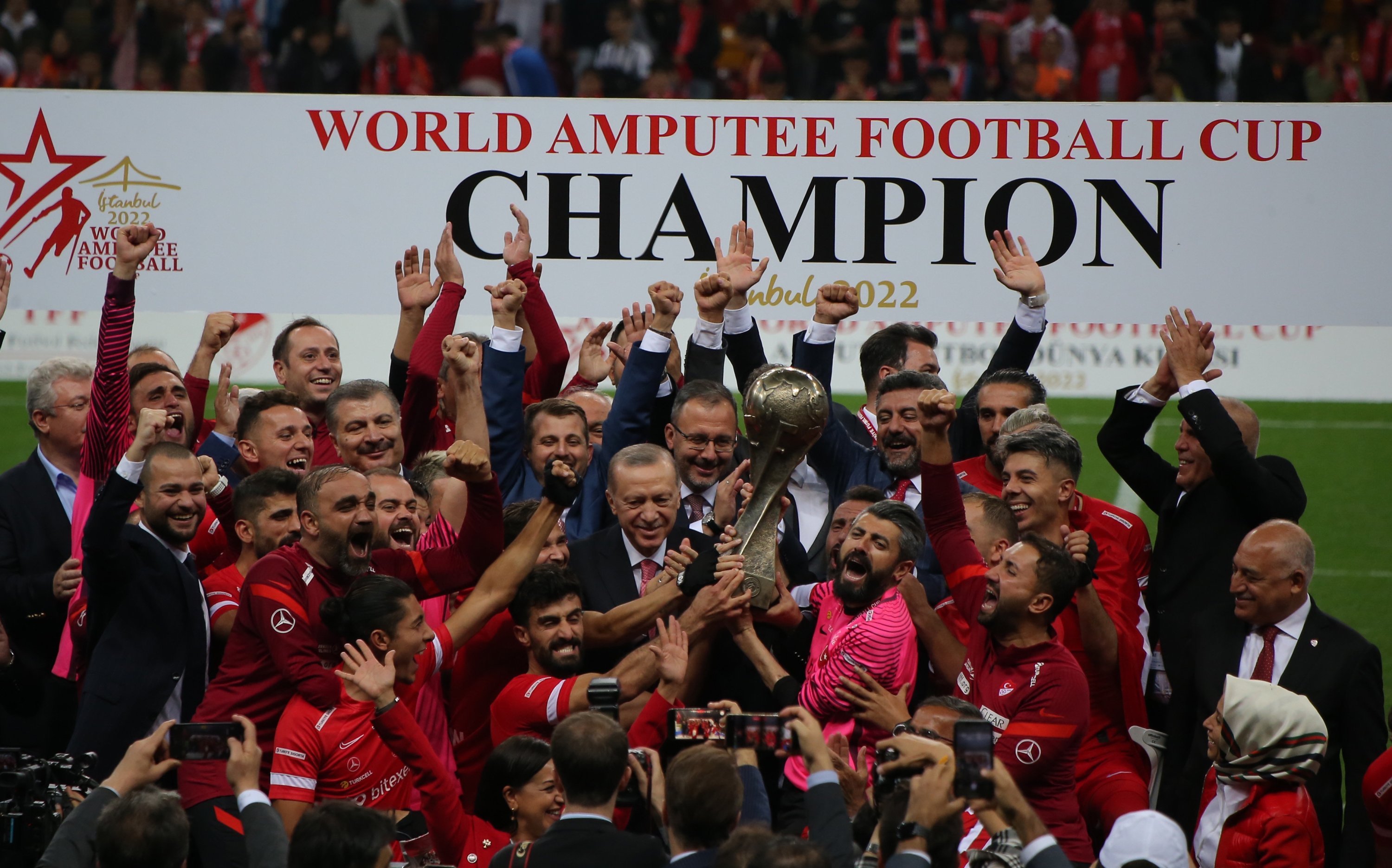 Timnas Turki yang diamputasi merayakan kemenangan Piala Dunia bersama Presiden Recep Tayyip Erdoğan setelah mengalahkan Angola, Istanbul, Türkiye, 9 Oktober 2022. (Foto AA)