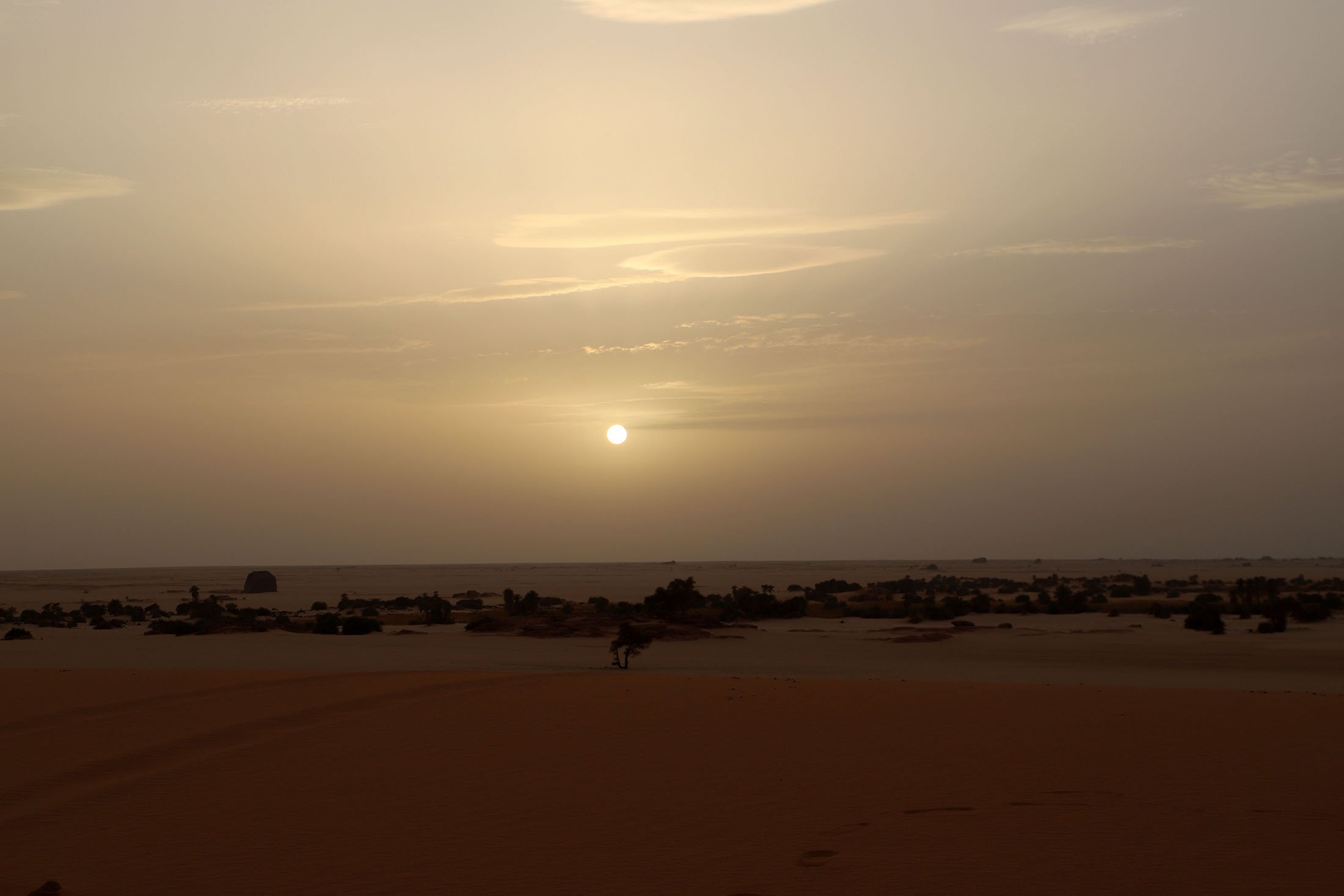 Pemandangan matahari terbenam dari benteng Djaba, dekat Djado, Niger, 21 Mei 2023. (Foto AFP)