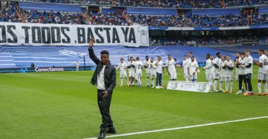 Real Madrid Brazilian striker Vinicius Jr. gestures to Real Madrid fans ahead of the Spanish La Liga match between Real Madrid and Rayo Vallecano, Madrid, Spain, May 24, 2023. (EPA Photo)