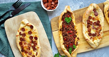 Pida, Türkiye's stuffed boat-shaped breads, taste great when filled with cheese and kabanossi sausage or a mix of paprika and minced meat. (dpa Photo)