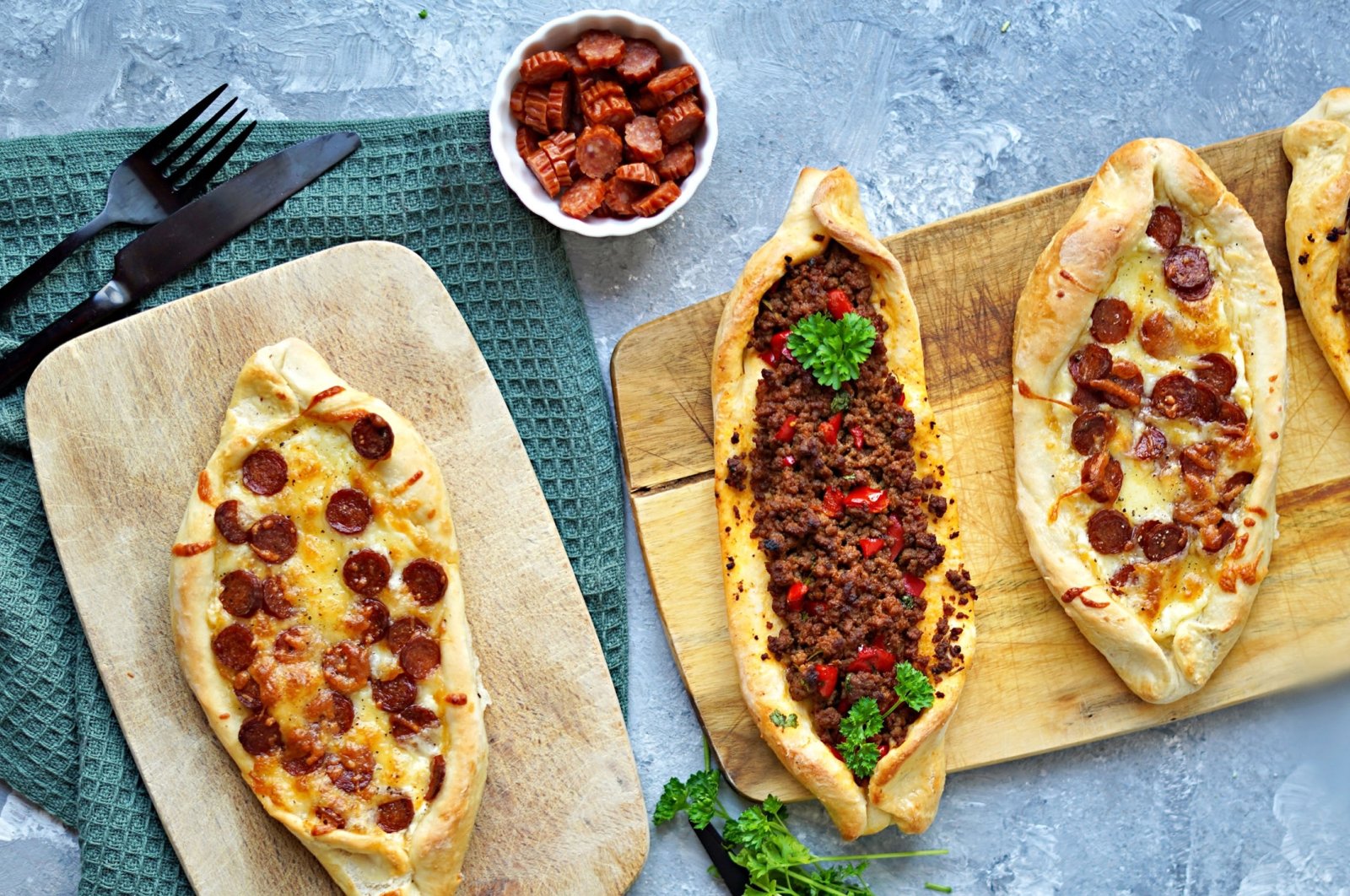 Pida, Türkiye&#039;s stuffed boat-shaped breads, taste great when filled with cheese and kabanossi sausage or a mix of paprika and minced meat. (dpa Photo)