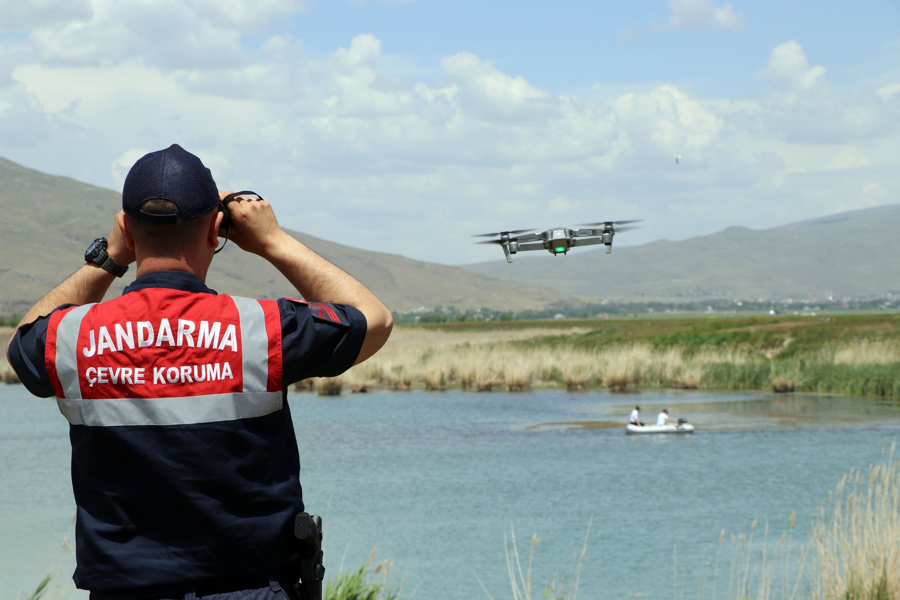 Petugas Gendarmerie memeriksa Danau Van sebagai bagian dari upaya melindungi belanak mutiara, Van, Türkiye, 6 Juni 2023. (Foto DHA)