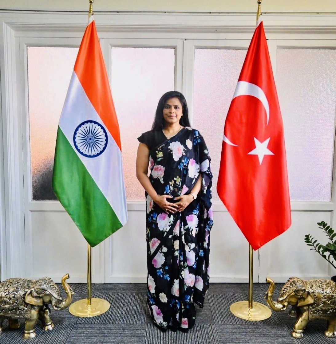 Sudhi Choudhary, Konsul Jenderal India berpose dengan bendera India dan Turki, Istanbul, Türkiye, 5 Juni 2023. (Foto milik Konsulat India)
