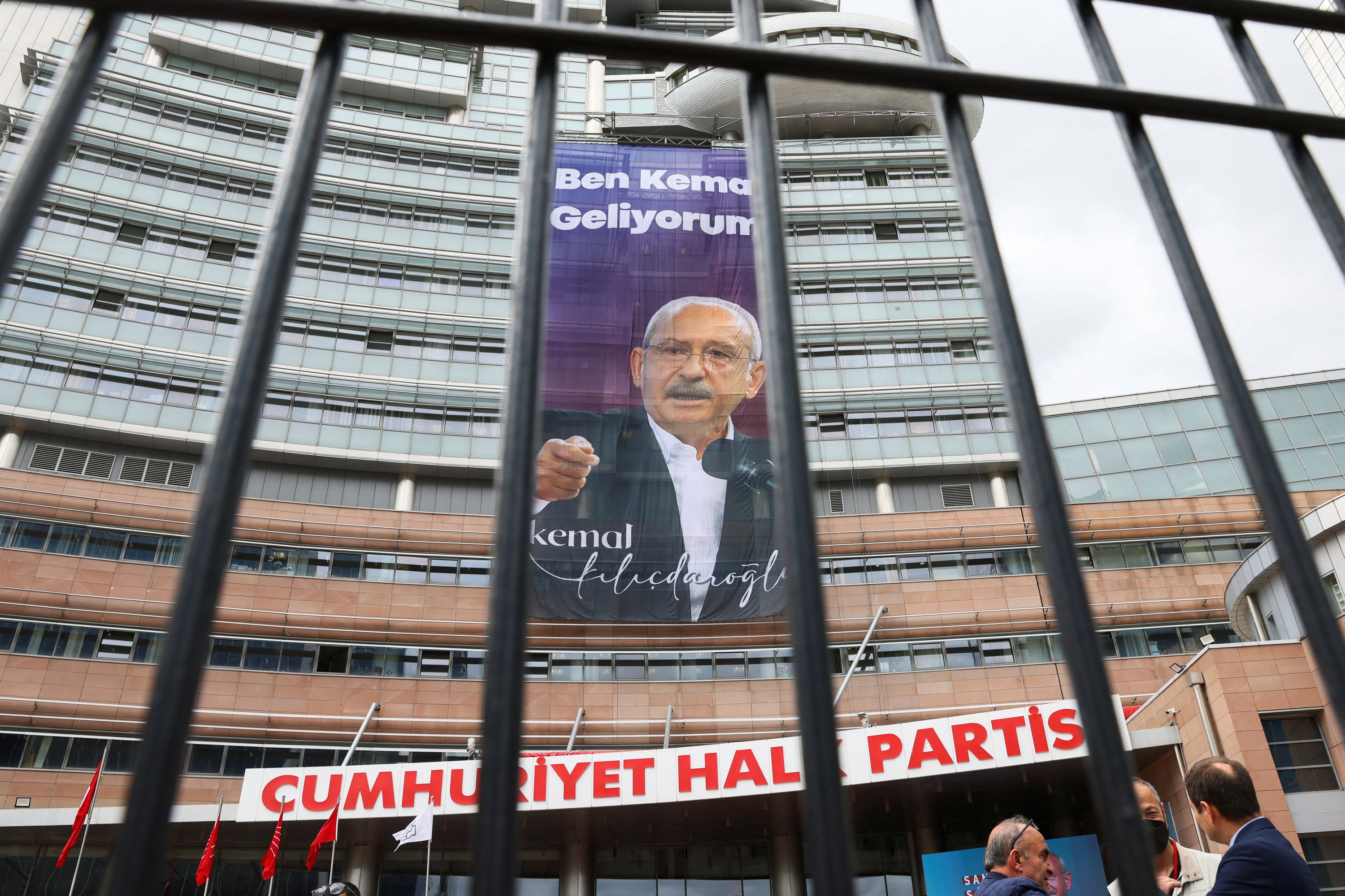 Spanduk yang menampilkan gambar Kemal Kılıçdaroğlu, kandidat presiden dari aliansi oposisi 