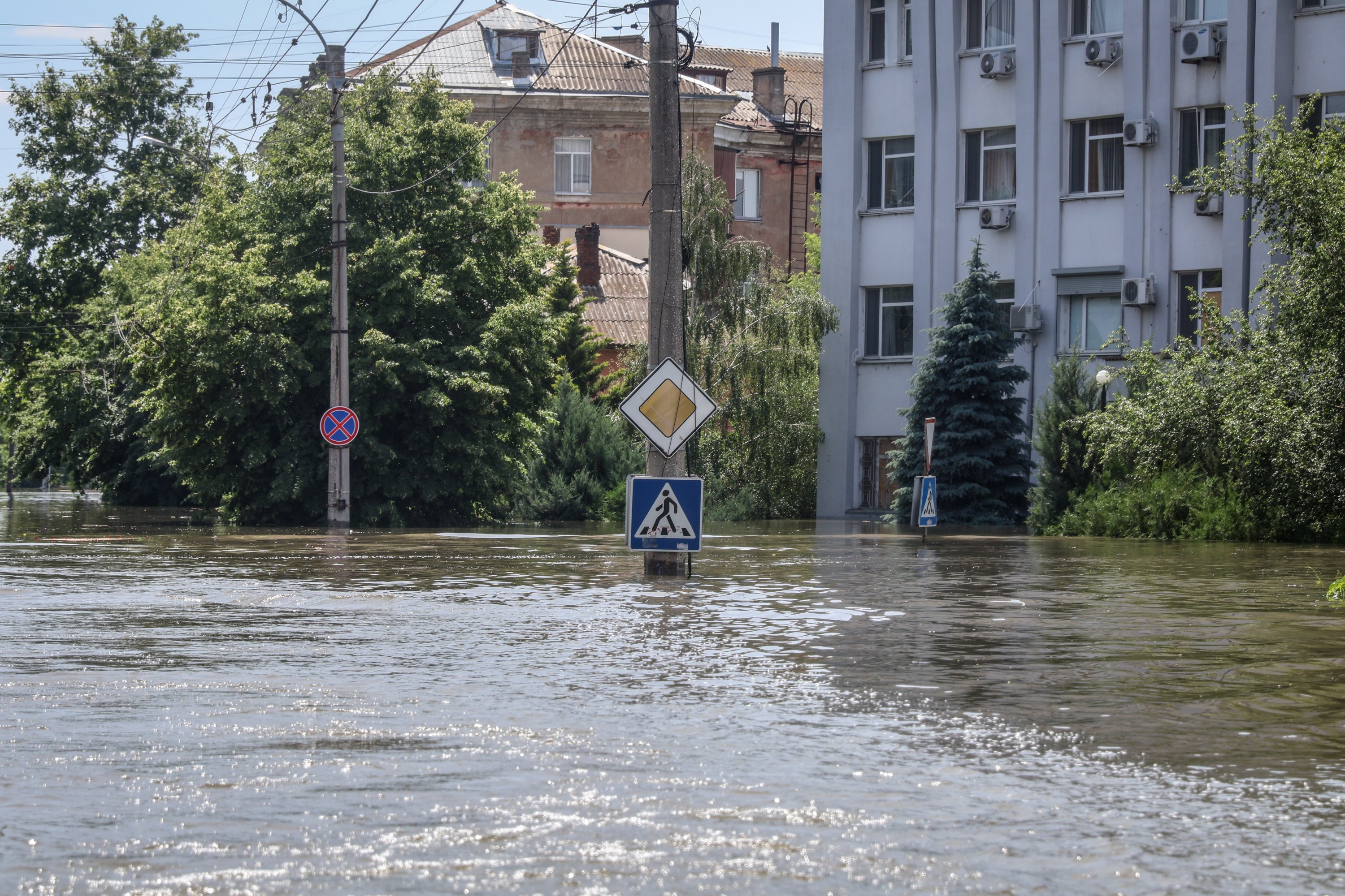 Tanda jalan terlihat di daerah banjir di Kherson, Ukraina, 7 Juni 2023. (Foto EPA)