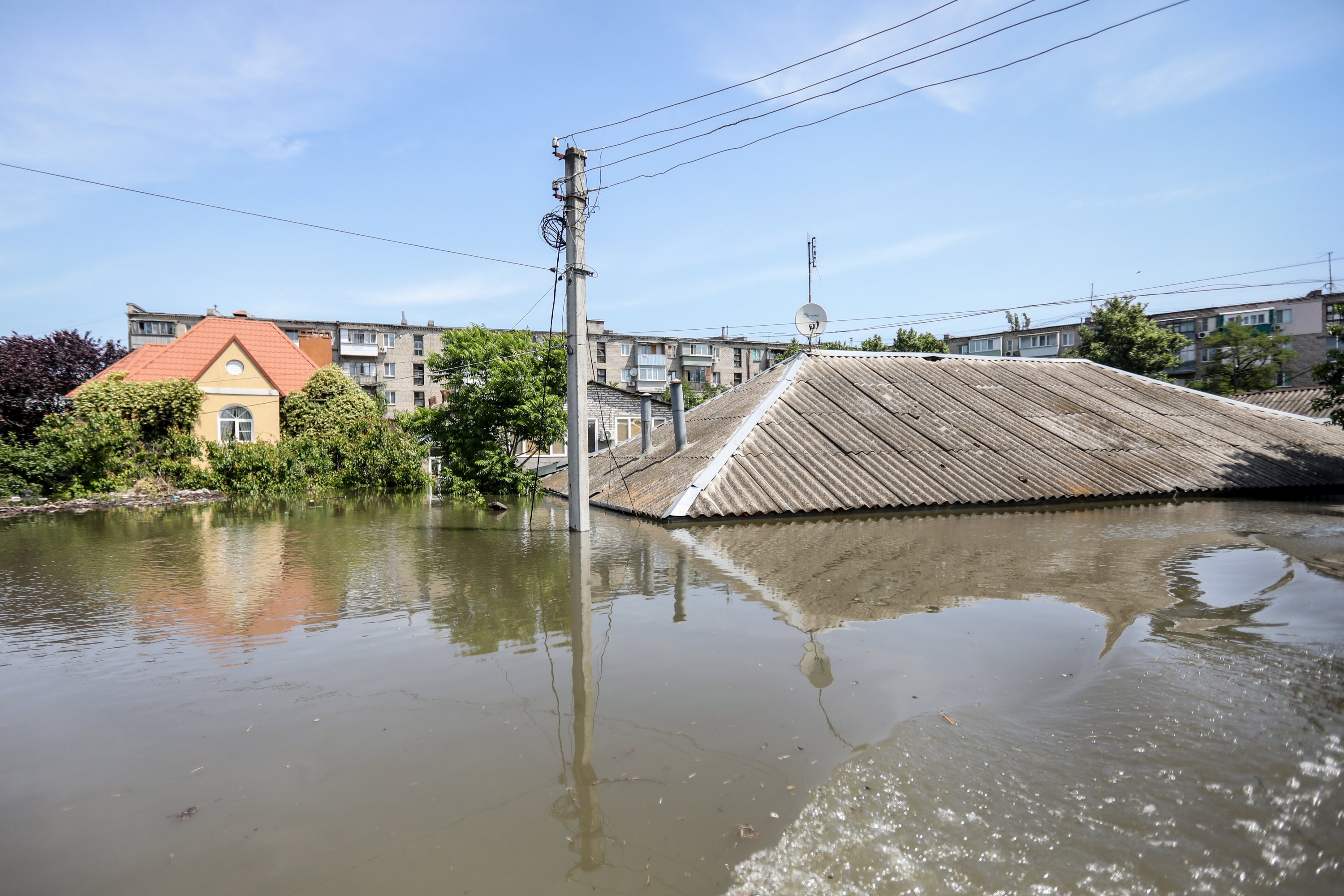 Rumah-rumah terendam terlihat di Kherson, Ukraina, 7 Juni 2023. (Foto EPA)