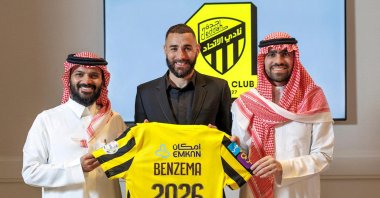 Karim Benzema (C) poses holding the jersey of Saudi Arabian team Al Ittihad, Riyadh, Saudi Arabia, June 6, 2023. (Reuters Photo)