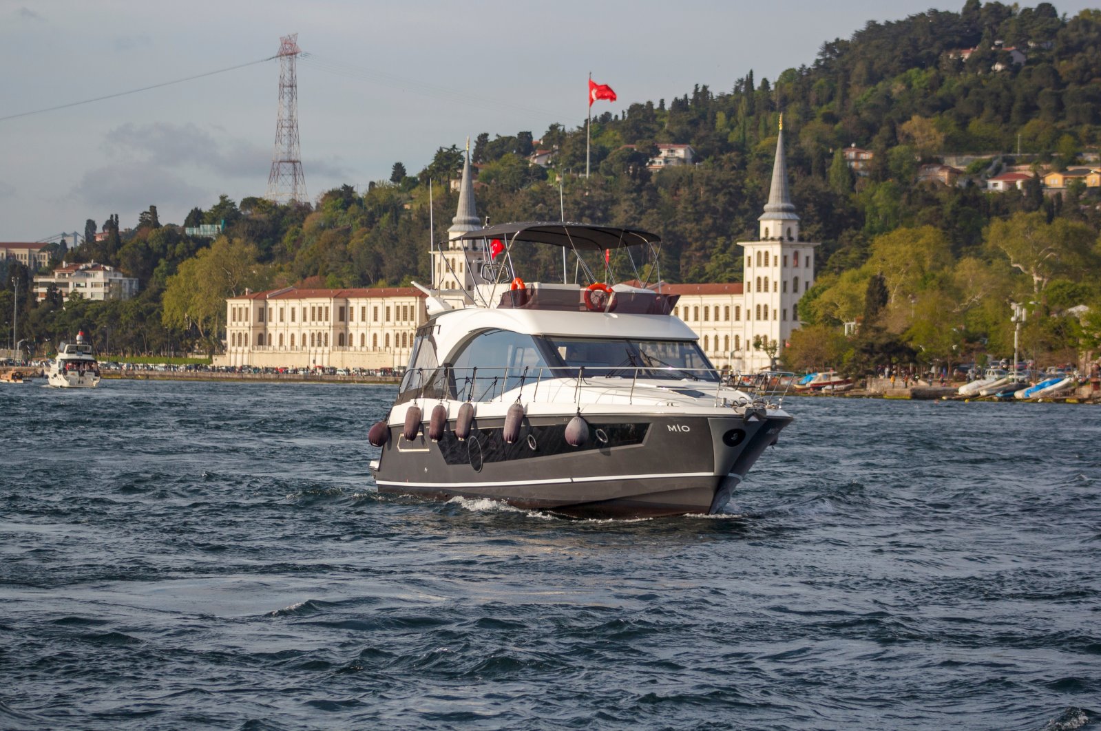 A yacht charter cruises in the Bosporus, Istanbul, Türkiye, May 7, 2022. (Shutterstock Photo)