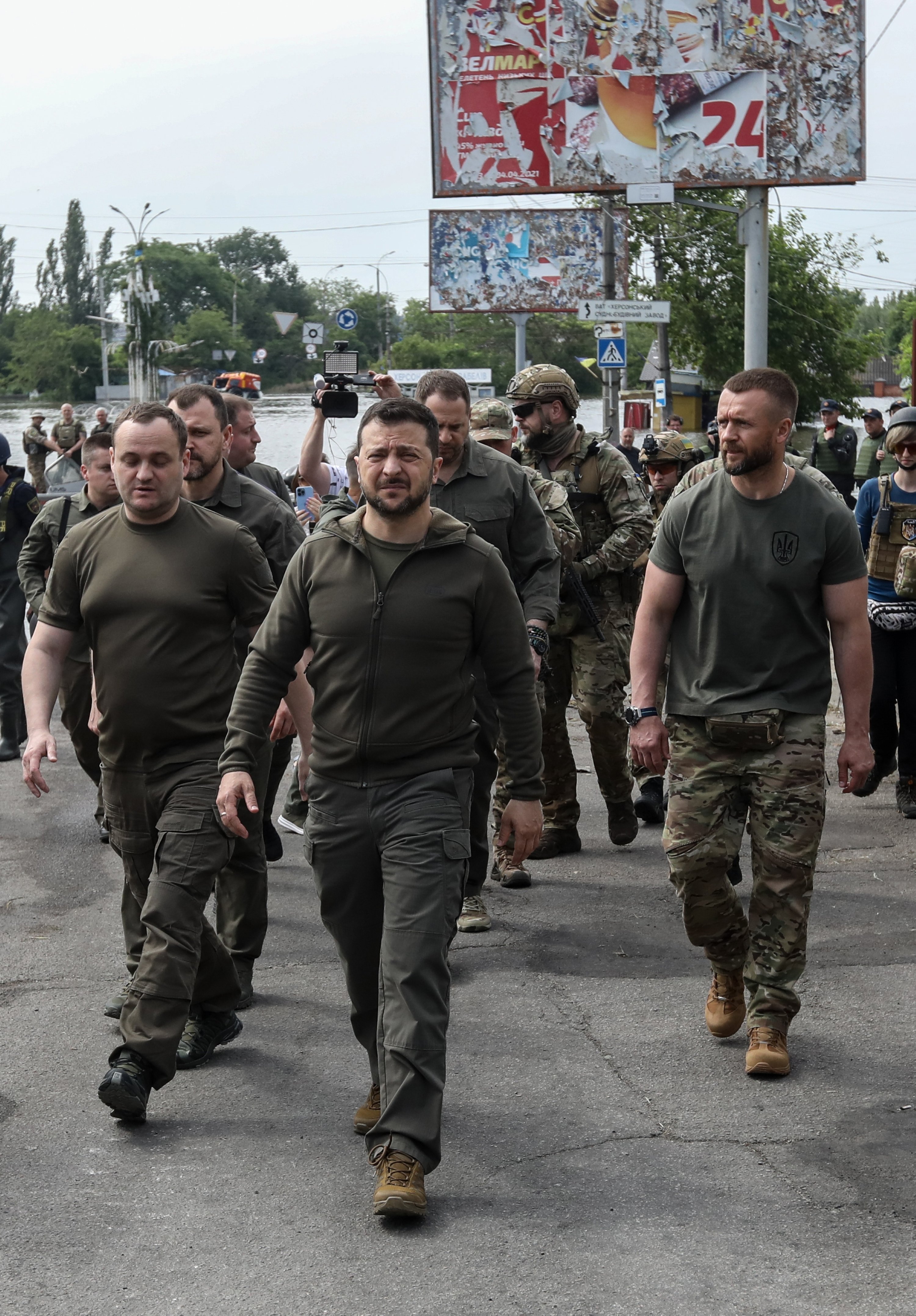 Presiden Ukraina Volodymyr Zelensky (Tengah) mengunjungi Kherson, Ukraina, 8 Juni 2023. (Foto EPA)