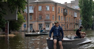 Volunteers carry local residents on boats during an evacuation from a flooded area in Kherson, Ukraine, June 8, 2023. (AFP Photo)
