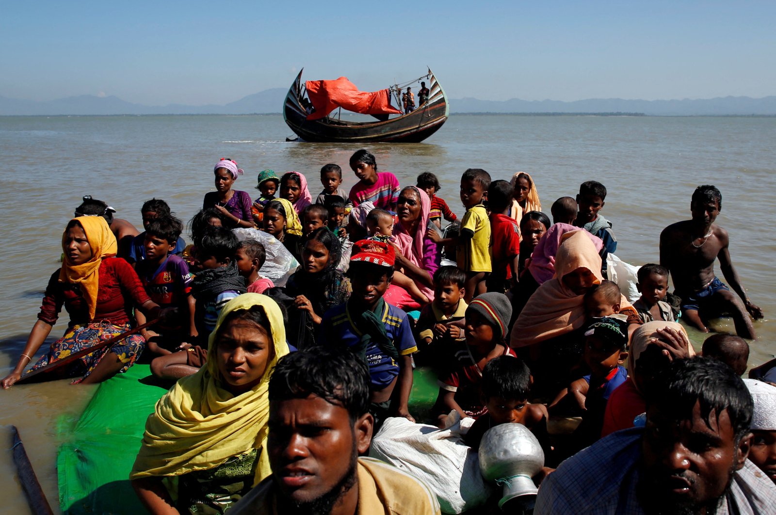 Rohingya refugees sit on a makeshift boat as they get interrogated by the Border Guard Bangladesh after crossing the Bangladesh-Myanmar border, Cox&#039;s Bazar, Bangladesh, Nov. 9, 2017. (Reuters Photo)
