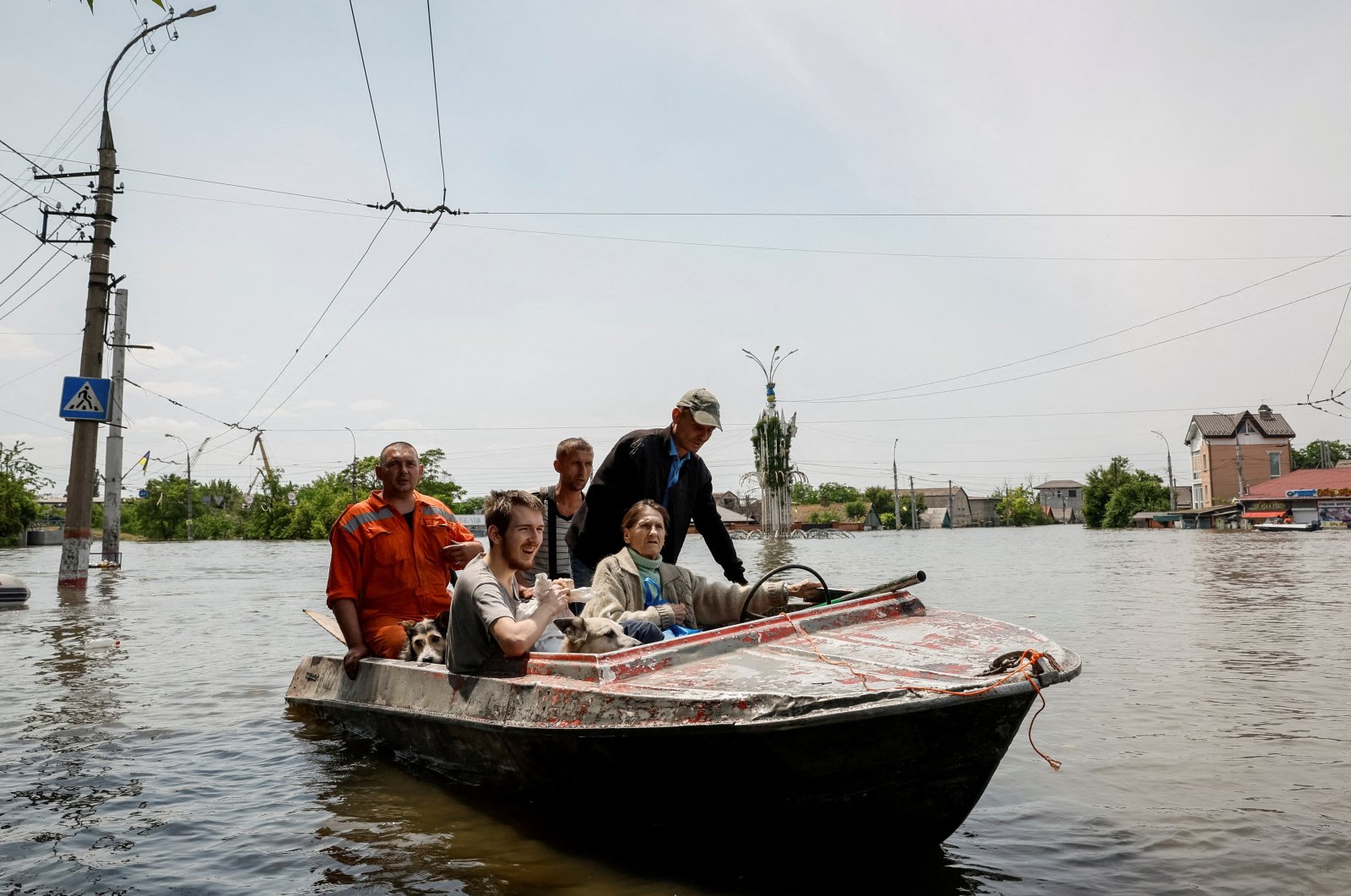 Volunteers evacuate local residents from a flooded area after the Nova Kakhovka dam breached amid Russia&#039;s attack on Ukraine, in Kherson, Ukraine, June 8, 2023. (Reuters Photo)