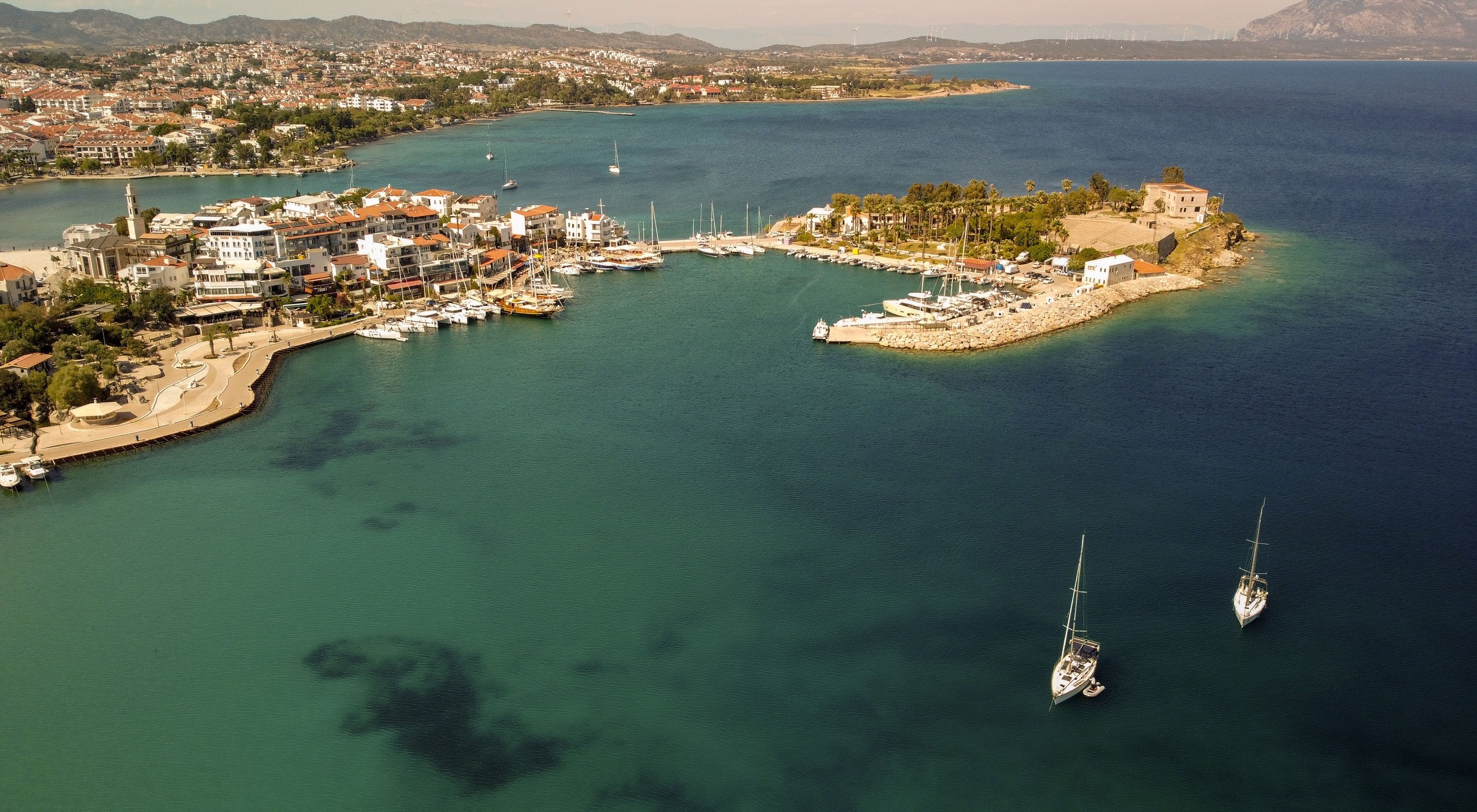 Pemandangan udara menunjukkan pusat kota Datça dan Laut Aegea, di Muğla, Türkiye.  (Foto Shutterstock)