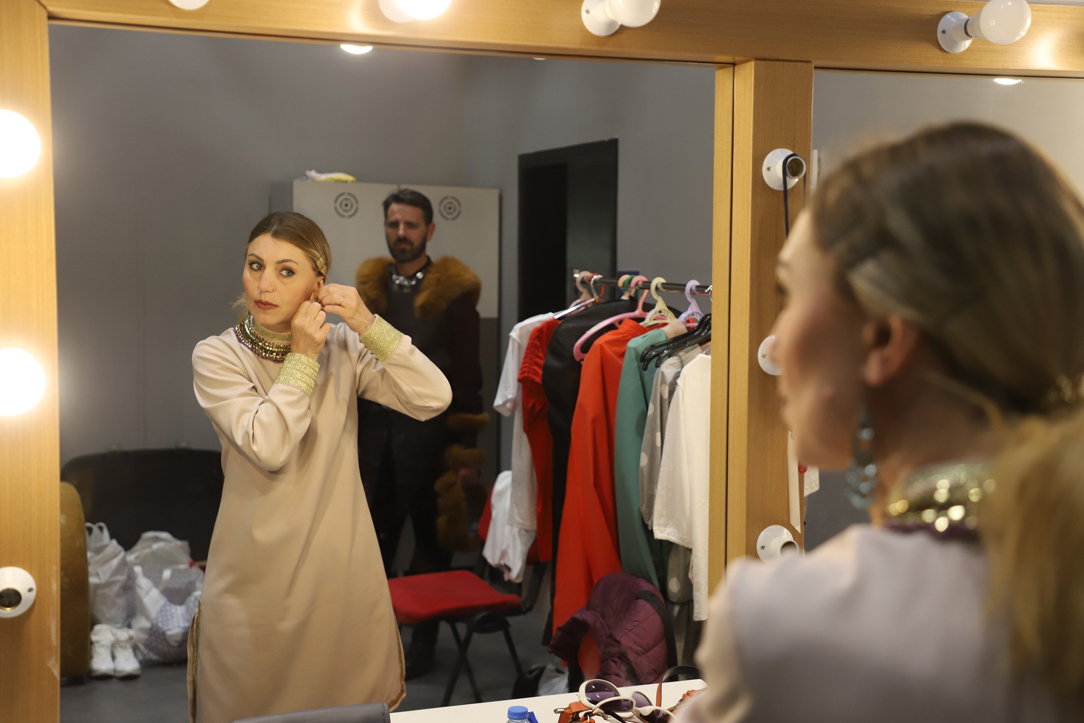 Aktor Moldova dari kelompok etnis Turki Gagauz bersiap untuk sebuah drama, di Denizli, Türkiye, 9 Juni 2023. (Foto AA)