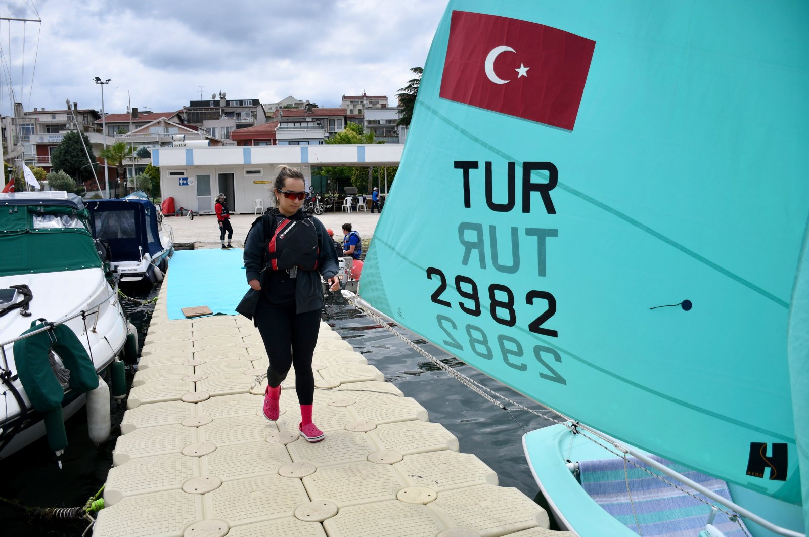 Turkish special sailor Miraş Ulaş adjusts her boat during training, Kocaeli, Türkiye, June 5, 2023. (AA Photo)