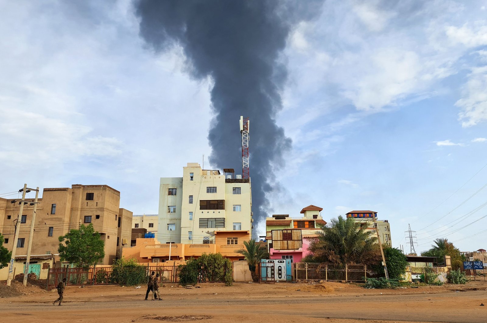 Black smoke billows behind buildings as rival generals agree to a 24-hour cease-fire, Khartoum, Sudan, June 9, 2023. (AFP Photo)